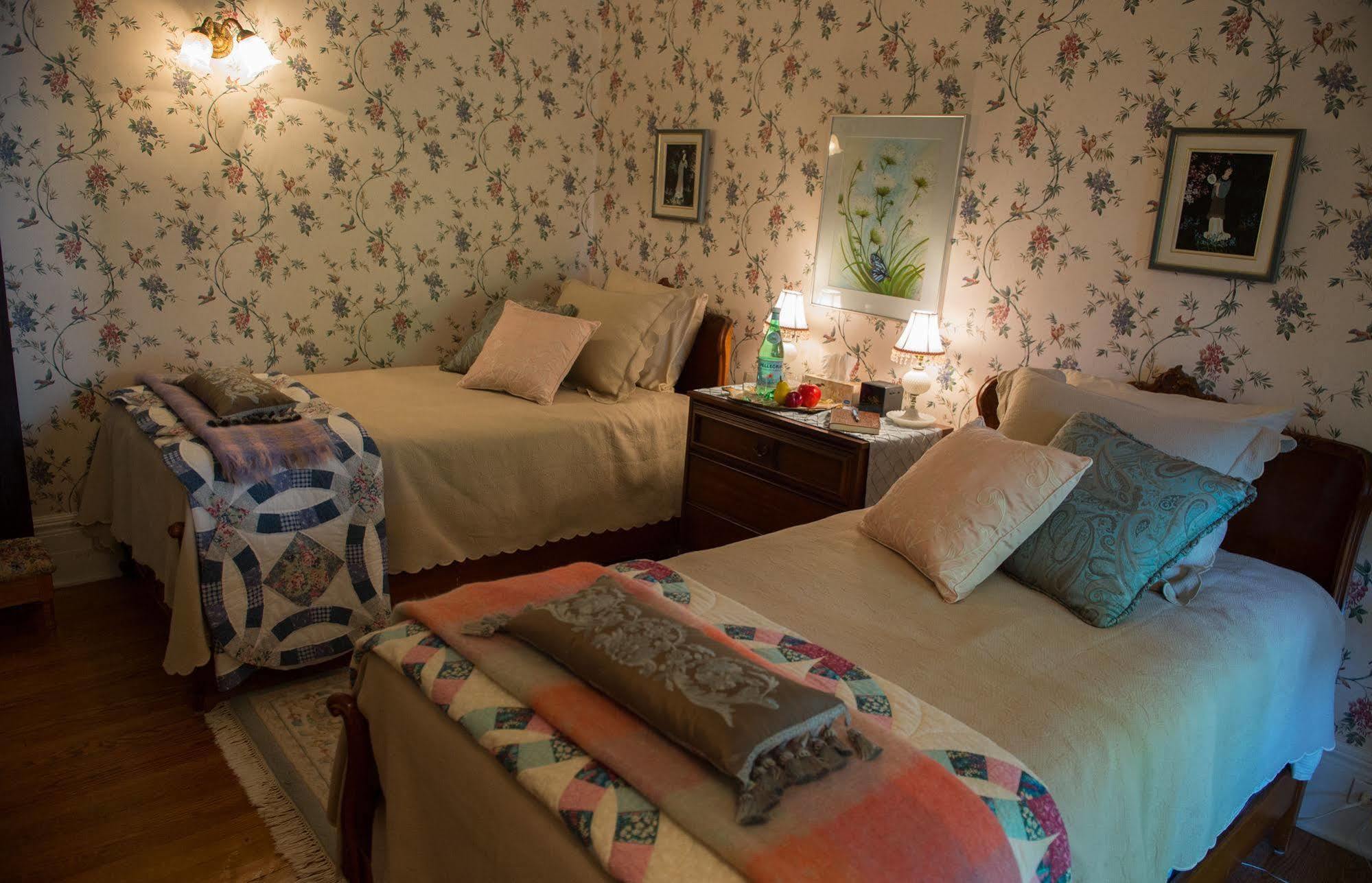 Montrose Inn Belleville Eksteriør billede